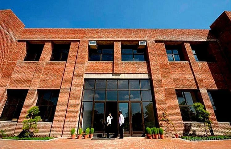 IILM Graduate School of Management (IILM GSM) cover image 2