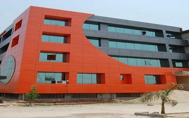 HLM Law College cover image 2